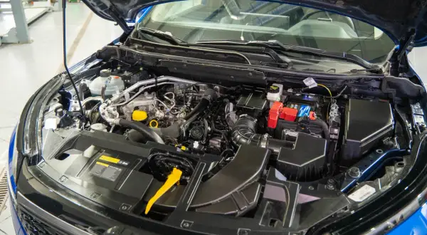Silnik Nissana Qashqai, idealny do montażu instalacji gazowej. Widać turbosprężarkę i elementy układu dolotowego.