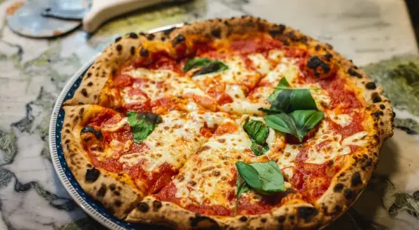 Gdzie powstała pizza? Odkryj sekrety neapolitańskiej legendy