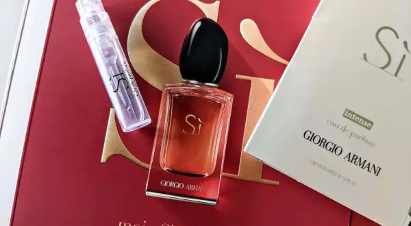 Flakonik i próbka perfum Giorgio Armani Sì Intense. Moje Sì signature.