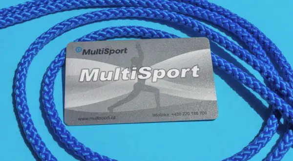Karta MultiSport i niebieski sznurek. Dowiedz się, jak zdobyć kartę Multisport, aby cieszyć się aktywnością fizyczną.