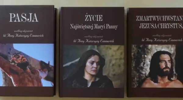Trzy książki: "Pasja", "Życie Najświętszej Maryi Panny" i "Zmartwychwstanie Jezusa Chrystusa" według objawień bł. Anny Katarzyny Emmerich.