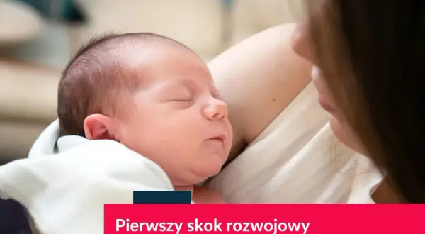 Śpiące noworodek w ramionach matki.