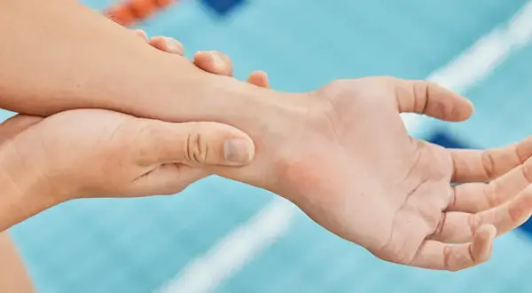 Ból nadgarstka na siłowni? Przyczyny, leczenie i jak ćwiczyć bezpiecznie