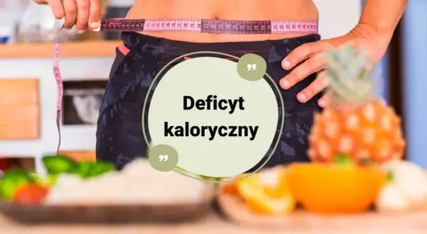 Kobieta mierzy talię centymetrem. Centralnie umieszczony napis "Deficyt kaloryczny" sugeruje, jak obliczyć deficyt kaloryczny dla zdrowej sylwetki.