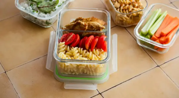 Zastanawiasz się, ile kosztuje dieta pudełkowa? Oto przykładowe posiłki: makaron z kurczakiem i pomidorkami, ryż z jajkiem i groszkiem, warzywa.