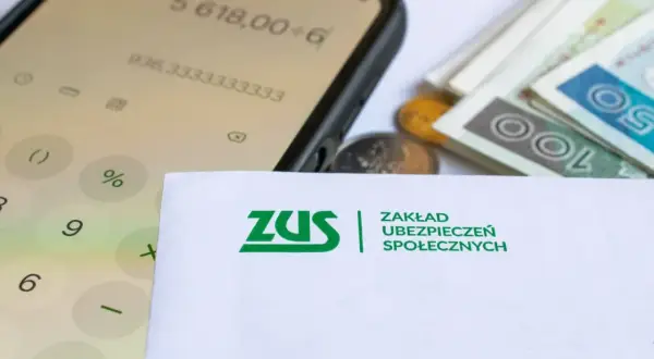 Kalkulator na telefonie, pieniądze i dokument ZUS. Sprawdź, komu przysługuje przeliczenie emerytury.
