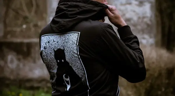 Jak ściągnąć naklejkę z bluzy? Bezpieczne metody krok po kroku