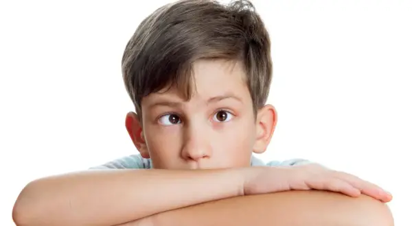 Niño de 3 a 4 años con estrabismo, sus ojos miran en direcciones diferentes.