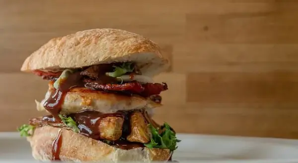 Ile piec burgery w piekarniku, aby były soczyste i idealne?