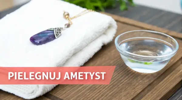 Ametyst, kamień urodzeniowy Ryb, leży na białym ręczniku obok miseczki z wodą.