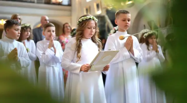 Jak wygląda komunia? Poznaj znaczenie i przebieg uroczystości