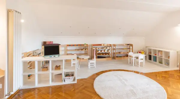Jasne, oto opis:

Pokój dziecięcy z regałami pełnymi materiałów edukacyjnych i zabawek, idealny do przechowywania zabawek.