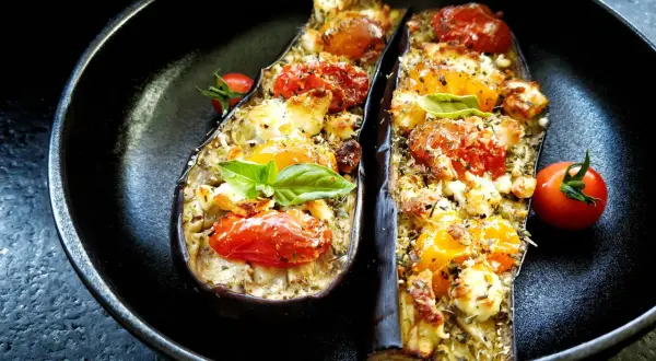 Aubergines farcies au fromage et tomates, une délicieuse recette aubergine prête à être dégustée.