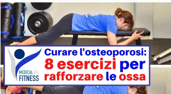 Donna in posizione di plank su panca, parte di un programma di ginnastica per osteoporosi grave.