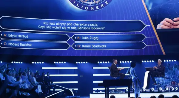Na teleturnieju "Milionerzy" pytanie brzmi: "Kto jest ukryty pod charakteryzacją?". Publiczność w studiu, choć nie dostaje pieniędzy za klaskanie i taniec, z uwagą śledzi grę.