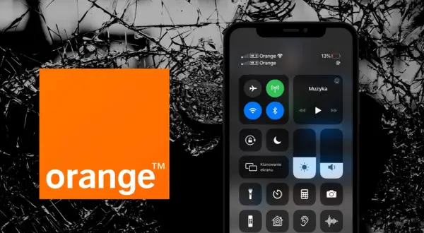 Pomarańczowe logo Orange obok ekranu iPhone'a z włączonymi funkcjami, sugerujące elastyczność i nowoczesność, jak orange flex esim.