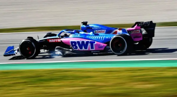Bolid F1 Alpine z numerem 14 na torze. Zastanawiasz się, ile waży bolid F1? Ten waży minimum 798 kg.