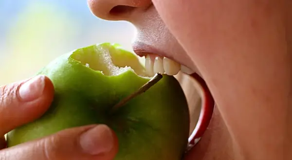 Ile po dentyście nie jeść? Dieta i zasady po każdym zabiegu.