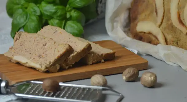 Krojony pasztet z królika, pachnący bazylią i gałką muszkatołową, jak z babcinego przepisu. Obok cała pieczona rolada.