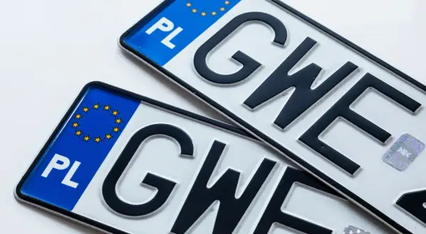 Dwie polskie tablice rejestracyjne z literami "GWE". Czekają na legalną rpz rejestrację.