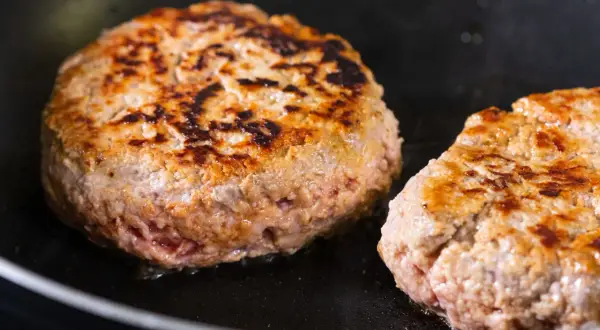 Hamburger fatti in casa: i trucchi per una carne succosa e perfetta