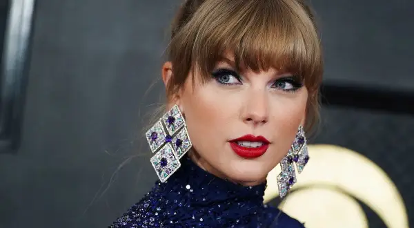 Taylor Swift z olśniewającymi kolczykami i makijażem, zastanawiasz się, ile grammy ma Taylor Swift?