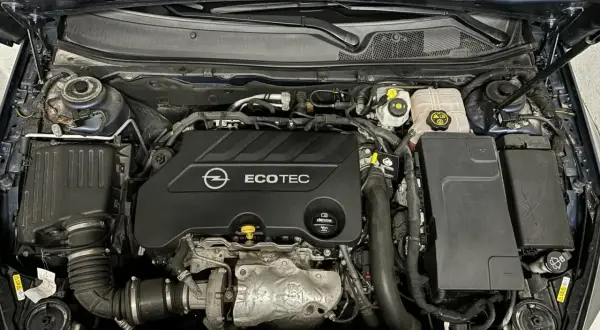 Motor Opel Insignia 2.0 CDTI 170 CV. Se investigan posibles problemas en este motor Ecotec, con turbo visible.