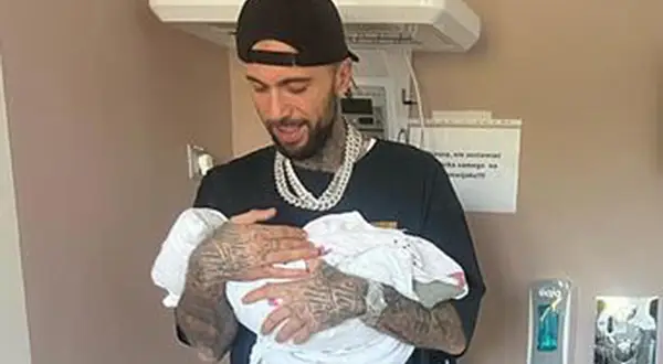 Malik Montana z dumą tuli nowo narodzone dzieci.