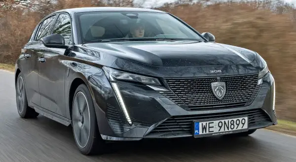 Czarny Peugeot 308 w ruchu drogowym. Sprawdź aktualną peugeot 308 cena i wyposażenie.
