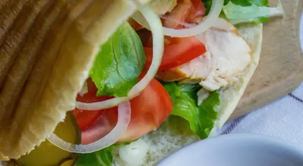 Domowy kebab z kurczakiem, warzywami i sosem.