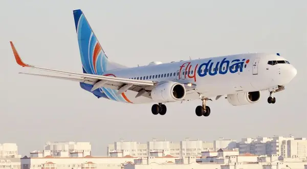 Samolot Flydubai ląduje nad miastem. Zastanawiasz się, ile trwa lot do Dubaju z Krakowa?