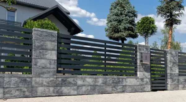 Ile kosztuje płot betonowy? Sprawdź ceny i ukryte koszty montażu