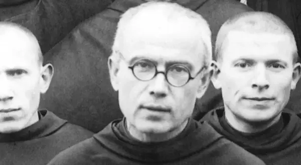 Trzej zakonnicy w habitach. W środku Maksymilian Kolbe w okularach. Ciekawostki o jego życiu i heroizmie.