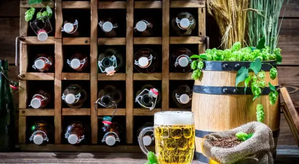 Piwo w kuflu, beczka chmielu i butelki w drewnianej skrzynce. Zastanawiasz się, ile może stać otwarte piwo? Lepiej wypić od razu!