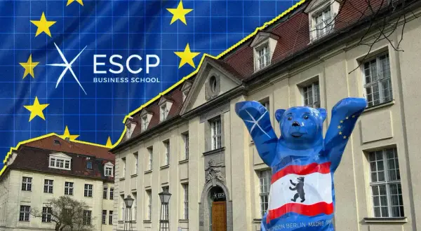 Blauer Buddy Bear vor dem ESCP Business School Berlin Gebäude, mit EU-Flagge im Hintergrund.