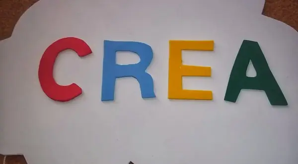 Letras de colores sobre una nube blanca, ideal para nubes manualidades para niños.