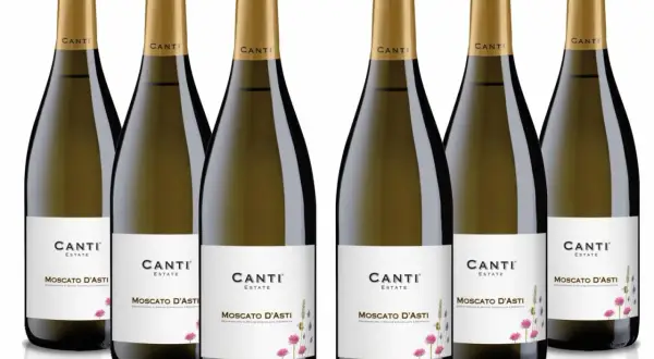 Sześć butelek wina Moscato d'Asti z białymi etykietami i złotymi kapslami, ozdobione delikatnymi kwiatami.