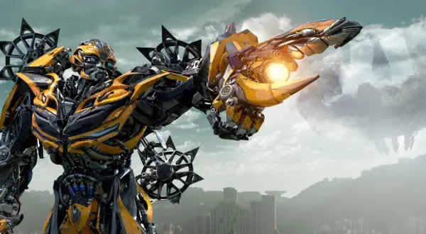 Bumblebee, jeden z robotów Transformers, celuje z działka na tle mglistego miasta i latających maszyn.