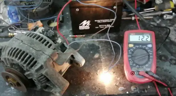 Problemy z ładowaniem? Sprawdź alternator multimetrem krok po kroku.