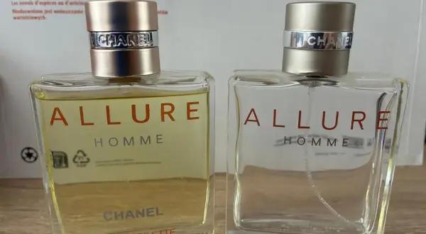 Dwa flakony perfum Chanel Allure Homme. Jeden pełny, drugi prawie pusty. Klasyczny zapach, który dodaje pewności siebie.