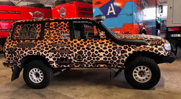 Toyota HDJ 80 preparado con un llamativo diseño de leopardo, listo para la aventura.