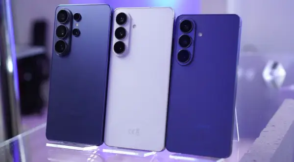 Trzy telefony Samsung Galaxy S26 w kolorach granatowym, białym i fioletowym prezentują swoje potrójne aparaty.