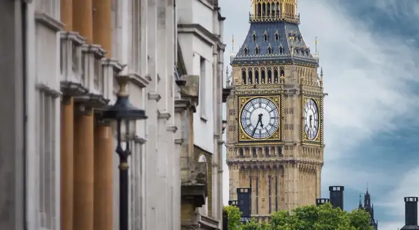 Big Ben w Londynie. Zastanawiasz się, ile funtów zabrać do Anglii na tydzień?