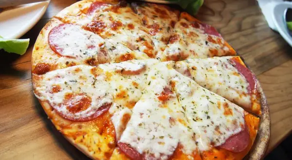 Jaki ser do pizzy? Odkryj najlepsze opcje, które zachwycą smakiem