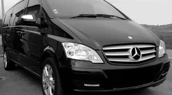 Minibus noir prêt pour le transport Paris Beauvais. Confort et style pour votre trajet.