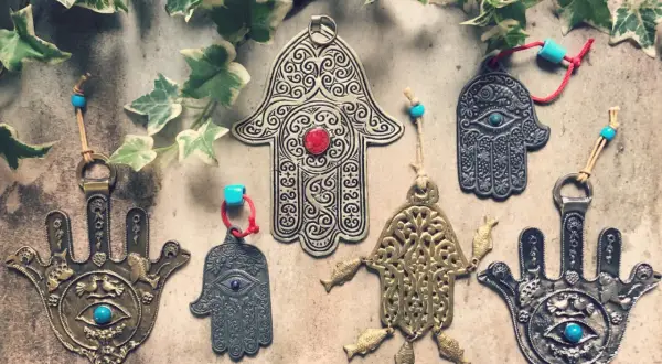 Amulety ręki Fatimy, symbol ochrony przed złem. Co to jest infamia? To amulety, które chronią przed złym okiem.