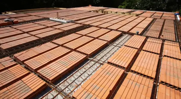 Budowa stropu Teriva: widok na ceglane pustaki i zbrojenie. Widać, ile styropianu na strop Teriva będzie potrzebne do izolacji.