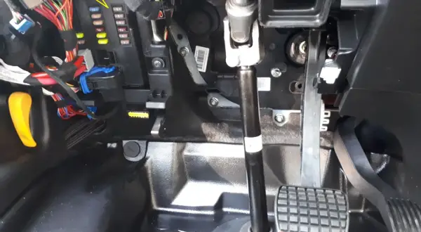 Panel bezpieczników Iveco Daily. Opis bezpieczników i ich lokalizacja pod deską rozdzielczą, obok kolumny kierownicy.
