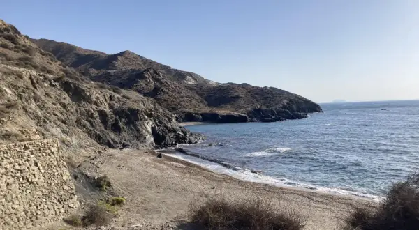 La cala Mal Paso en Almería, con sus montañas áridas y el mar azul, invita a la aventura.