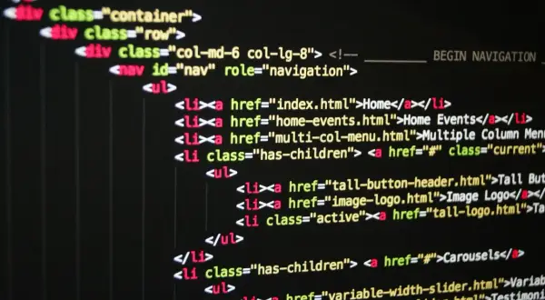 Kod HTML z nawigacją: `div class="container"`, `nav id="nav"`, `li class="has-children"`.